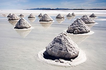 世界最大のリチウム埋蔵ウユニ塩湖